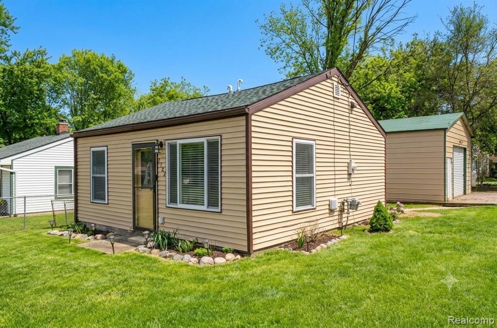 2182 E Boatfield Avenue, Burton, MI 48529