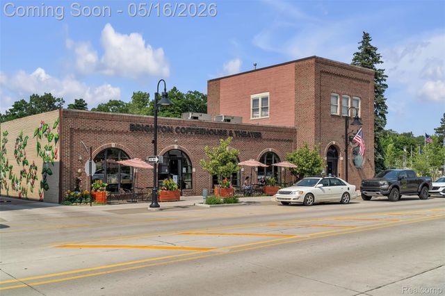 4628 Crestway Drive, Brighton, MI 48116