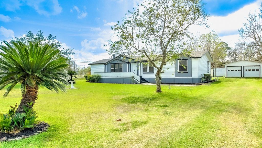 2516 Loch Lomond Street, Highlands, TX 77562