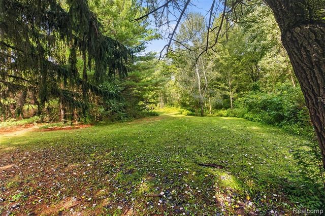 360 Plum Creek Road, Lapeer, MI 48446