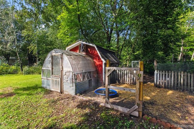 360 Plum Creek Road, Lapeer, MI 48446