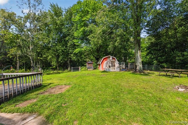 360 Plum Creek Road, Lapeer, MI 48446