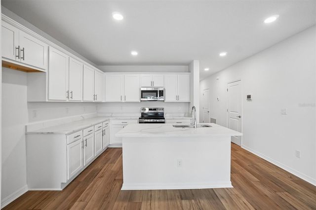 6844 HOLCOMBE DOWN DRIVE, Zephyrhills, FL 33541
