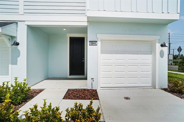 6844 HOLCOMBE DOWN DRIVE, Zephyrhills, FL 33541