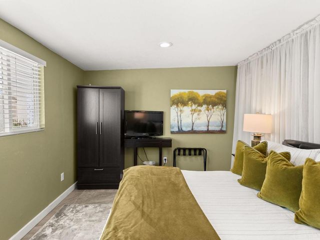 821 S Avenida Evelita, Palm Springs, CA 92264