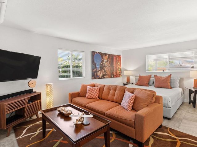 821 S Avenida Evelita, Palm Springs, CA 92264