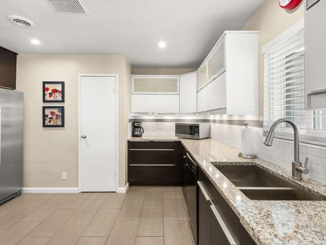 821 S Avenida Evelita, Palm Springs, CA 92264