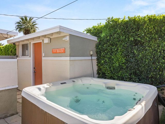 821 S Avenida Evelita, Palm Springs, CA 92264