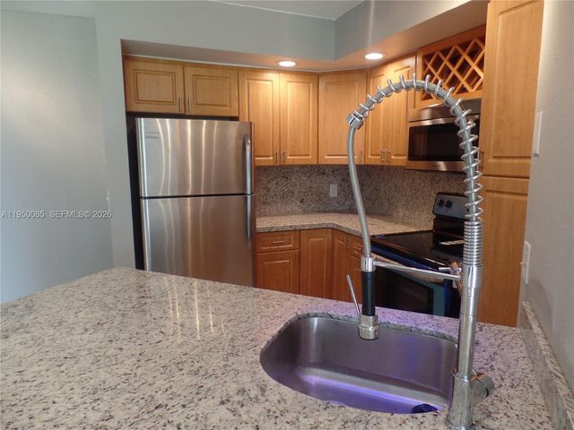 3350 N Pinewalk Dr N 1415, Margate, FL 33063