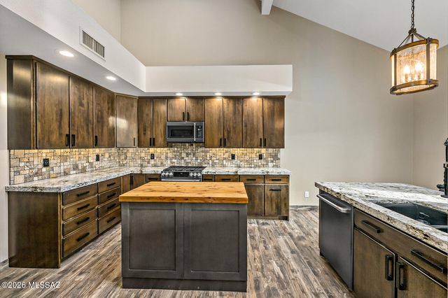8589 N Arnold Palmer Drive, Tucson, AZ 85742