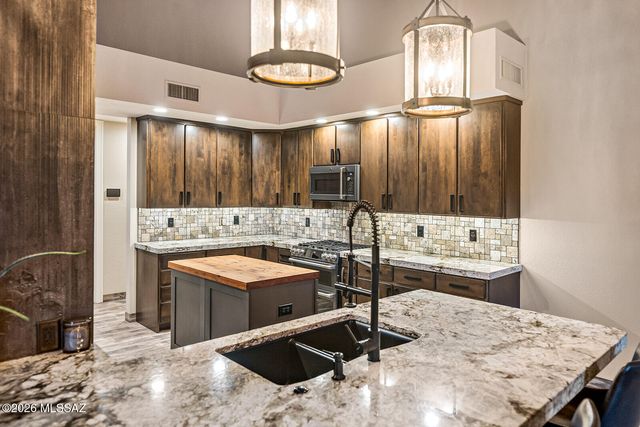 8589 N Arnold Palmer Drive, Tucson, AZ 85742