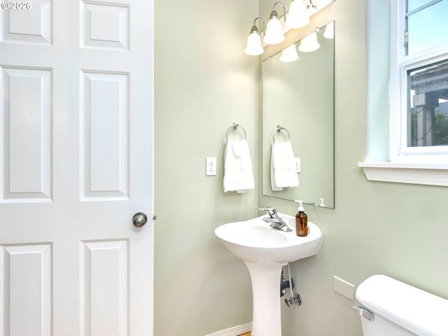 2650 Ne 6TH Pl, Portland, OR 97212