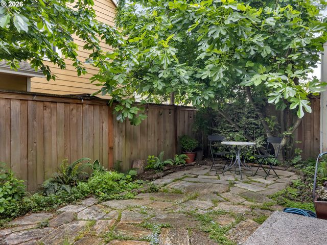2650 Ne 6TH Pl, Portland, OR 97212