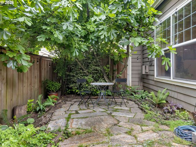 2650 Ne 6TH Pl, Portland, OR 97212