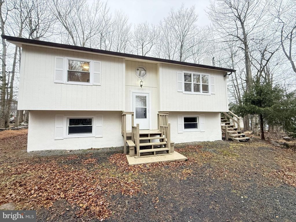 8066 RED SQUIRREL DR, Tobyhanna, PA 18466