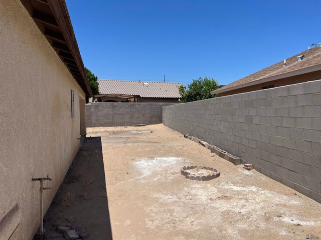 2084 E Black St, San Luis, AZ 85336