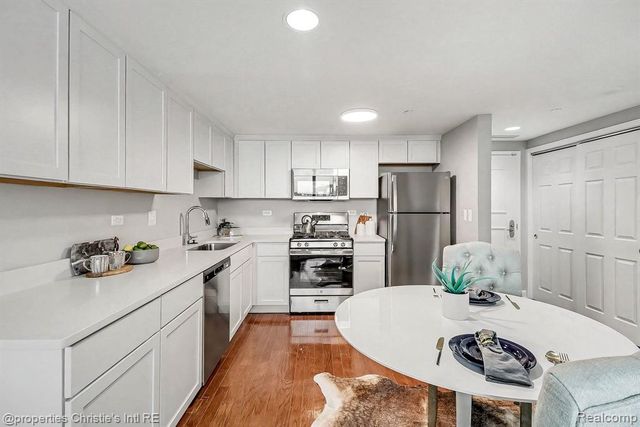 3320 Spinnaker Lane 14B, Detroit, MI 48207