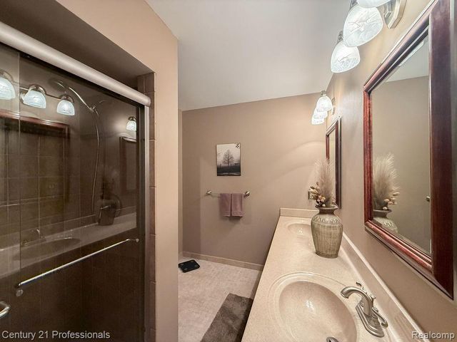 54554 E Whitby Way, Shelby Twp, MI 48316