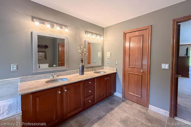 54554 E Whitby Way, Shelby Twp, MI 48316