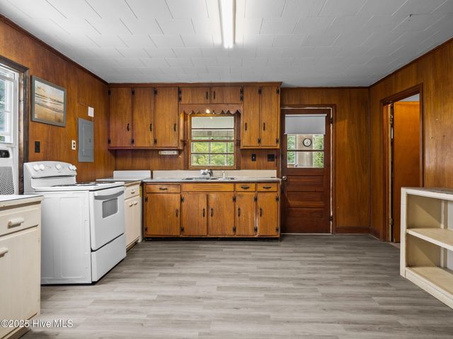 195 Queens Creek Road, Swansboro, NC 28584