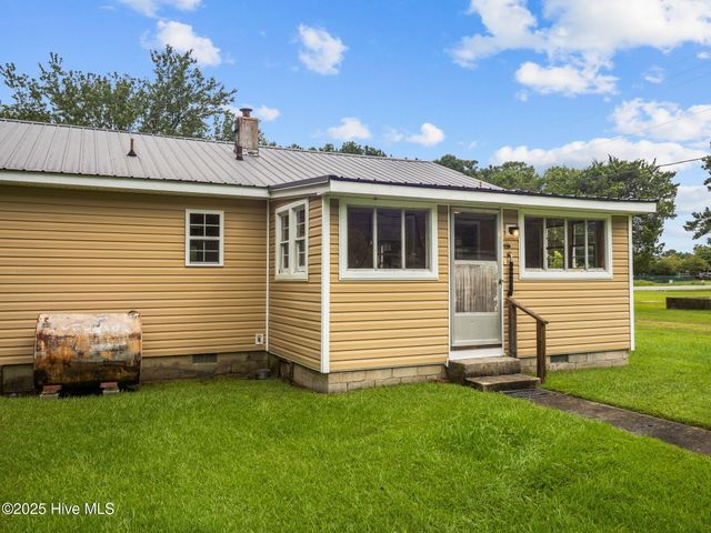 195 Queens Creek Road, Swansboro, NC 28584