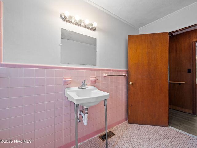 195 Queens Creek Road, Swansboro, NC 28584