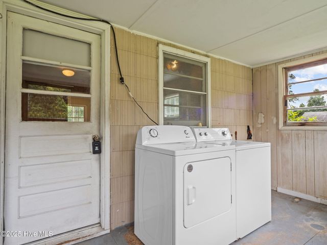 195 Queens Creek Road, Swansboro, NC 28584