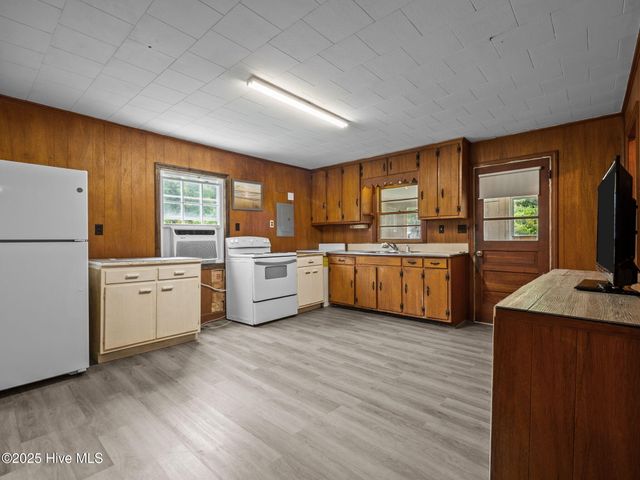 195 Queens Creek Road, Swansboro, NC 28584