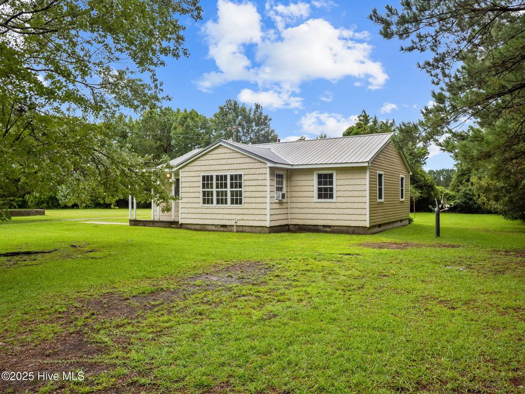 195 Queens Creek Road, Swansboro, NC 28584