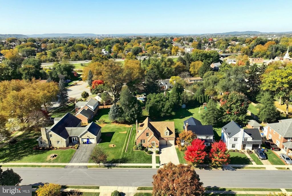 Image 4 of property listing at 30 S ROCKBURN ST, York, PA 17402