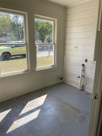 1521 N Hamilton Street, Gonzales, TX 78629