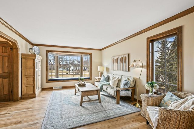 N51W16948 Fair Oak PARKWAY, Menomonee Falls, WI 53051