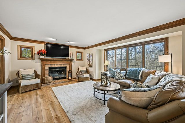 N51W16948 Fair Oak PARKWAY, Menomonee Falls, WI 53051