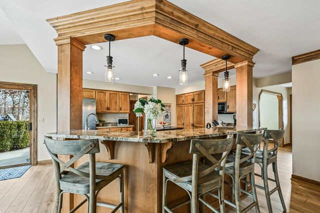 N51W16948 Fair Oak PARKWAY, Menomonee Falls, WI 53051