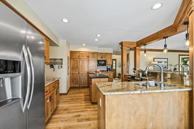 N51W16948 Fair Oak PARKWAY, Menomonee Falls, WI 53051