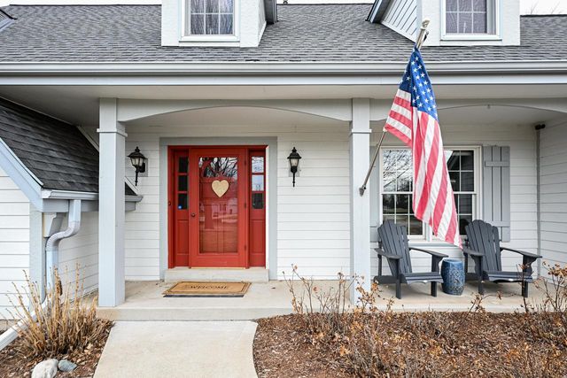 N51W16948 Fair Oak PARKWAY, Menomonee Falls, WI 53051
