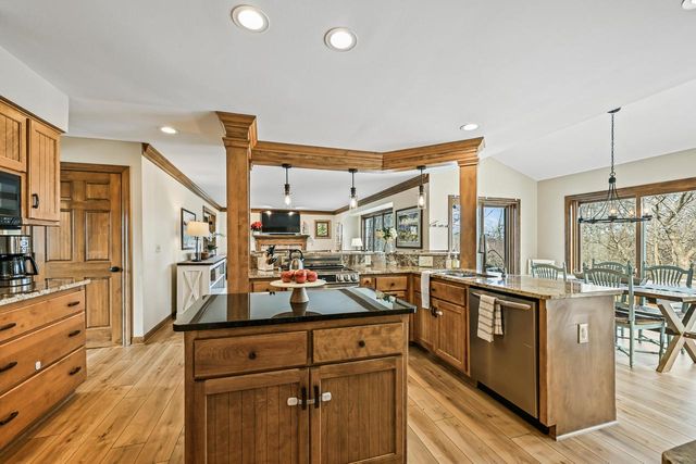 N51W16948 Fair Oak PARKWAY, Menomonee Falls, WI 53051