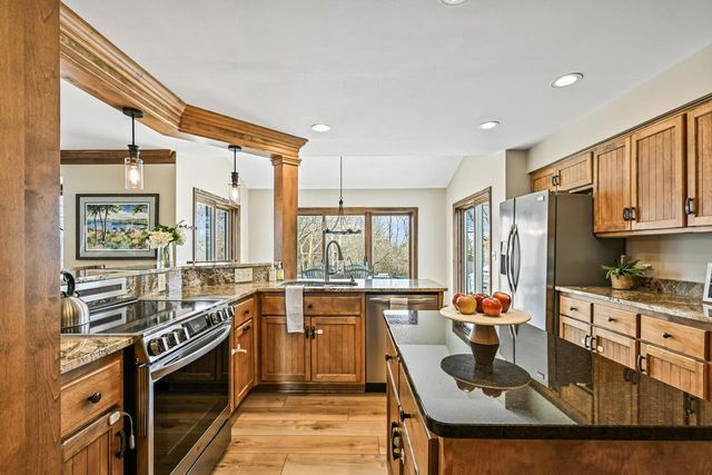 N51W16948 Fair Oak PARKWAY, Menomonee Falls, WI 53051