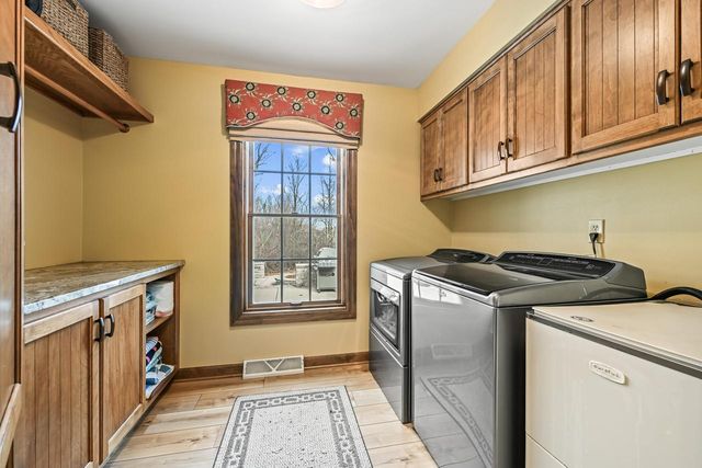 N51W16948 Fair Oak PARKWAY, Menomonee Falls, WI 53051