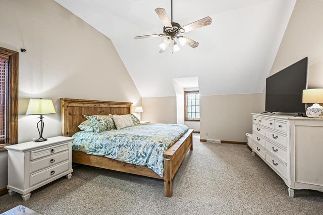 N51W16948 Fair Oak PARKWAY, Menomonee Falls, WI 53051