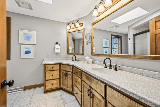 N51W16948 Fair Oak PARKWAY, Menomonee Falls, WI 53051