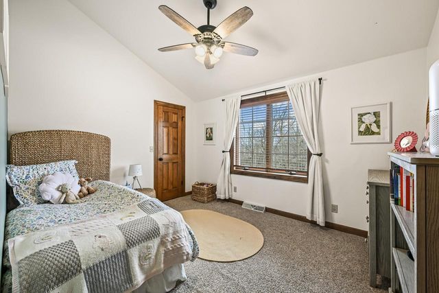 N51W16948 Fair Oak PARKWAY, Menomonee Falls, WI 53051