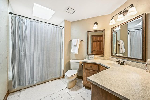 N51W16948 Fair Oak PARKWAY, Menomonee Falls, WI 53051