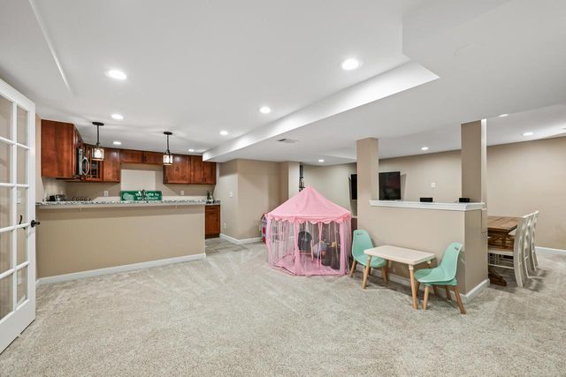 N51W16948 Fair Oak PARKWAY, Menomonee Falls, WI 53051