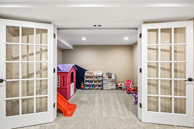 N51W16948 Fair Oak PARKWAY, Menomonee Falls, WI 53051