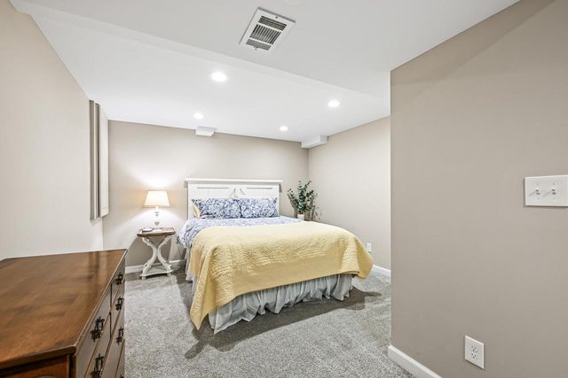 N51W16948 Fair Oak PARKWAY, Menomonee Falls, WI 53051