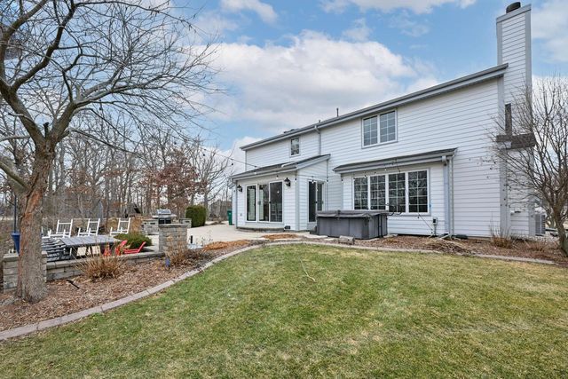 N51W16948 Fair Oak PARKWAY, Menomonee Falls, WI 53051