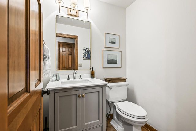 N51W16948 Fair Oak PARKWAY, Menomonee Falls, WI 53051