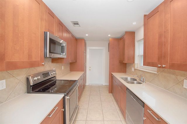 711 Voyager Drive, Houston, TX 77062