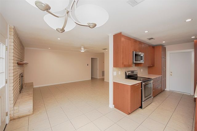 711 Voyager Drive, Houston, TX 77062